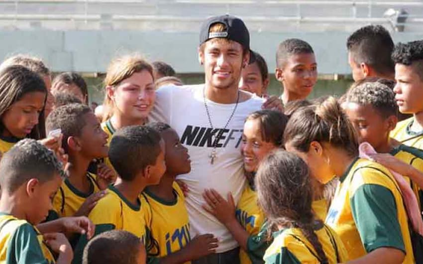 Não é só com festas que o craque gasta seu dinheiro. Neymar idealizou o Instituto Neymar JR (INJR) e pôs em prática a instituição que ajuda cerca de 10 mil pessoas direta e indiretamente.