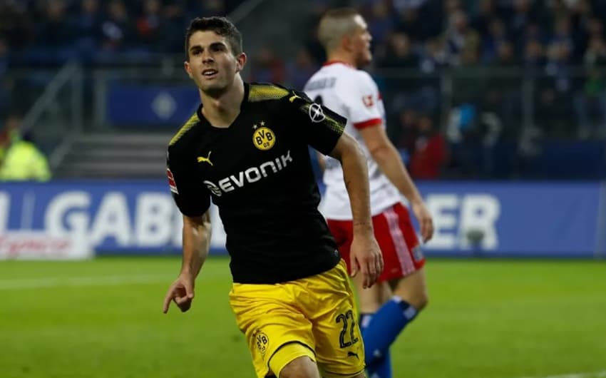Pulisic comemora gol da vitória do Borussia Dortmund sobre o Hamburgo