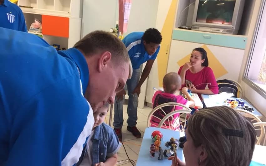 Elenco do Avaí visita hospital infantil e levam incentivo à familiares e crianças que buscam recuperação