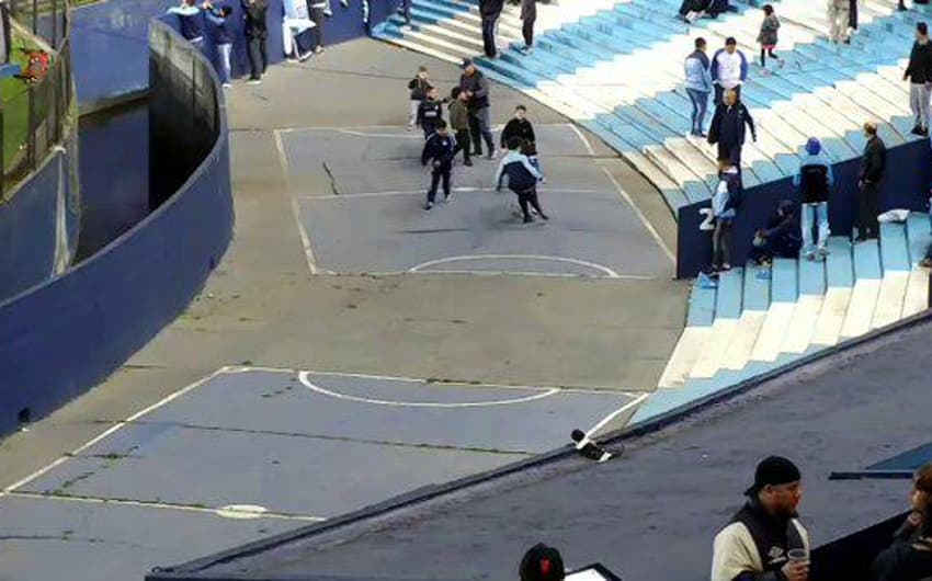 Racing x Corinthians, em El Cilindro: crianças jogam bola em campinho na arquibancada