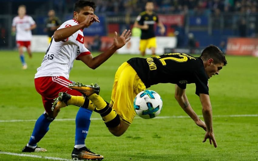 O lateral-esquerdo Douglas Santos, ex-Atlético-MG, não foi bem na derrota do Hamburgo para o Borussia Dortmund. Ele foi substuído no início do segundo tempo