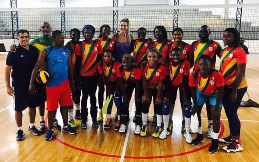 Bicampeã olímpica, Thaisa, visita a seleção de Camarões
