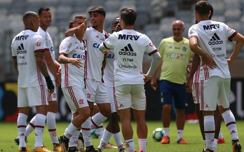 Elenco do Flamengo treinando no Mineirão na véspera da decisão contra o Cruzeiro
