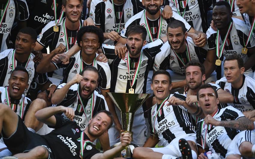 Na Itália a Juventus conquistou o tri da Copa da Itália ao bater a Lazio por 2 a 0 no Estádio Olímpico em maio. Daniel Alves e Bonucci, ambos já fora do clube, fizeram os gols da 12ª conquista da Velha Senhora no torneio