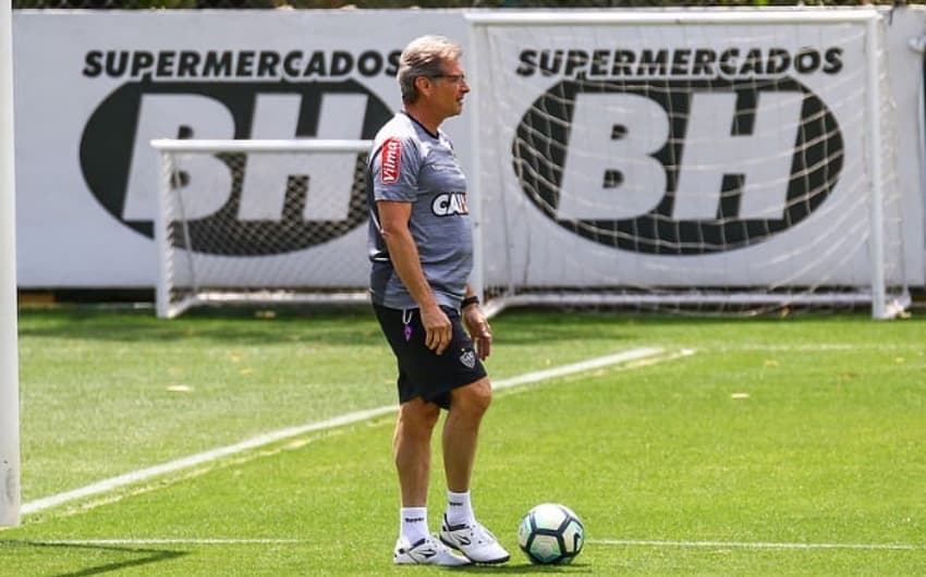 Oswaldo de Oliveira testa analisa alterações no Atlético-MG