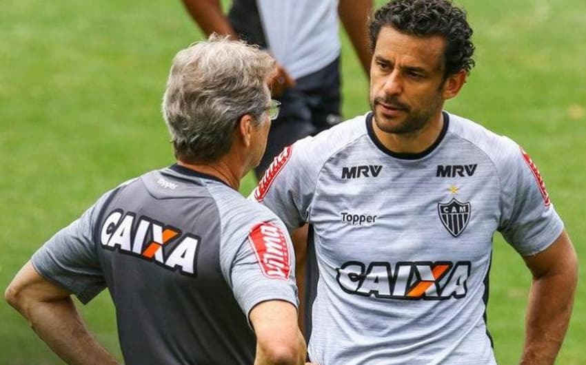 Em seu primeiro dia no comando do Atlético-MG, Oswaldo de Oliveira conversa com Fred durante treino