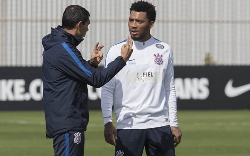 Fábio Carille conversa com Kazim em treino do Corinthians