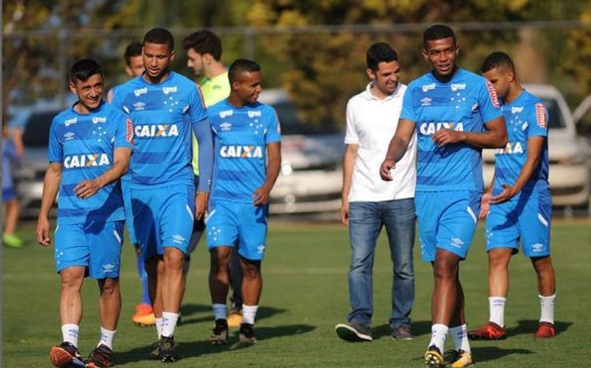 Cruzeiro se reapresenta e realiza treino leve após conquista do penta