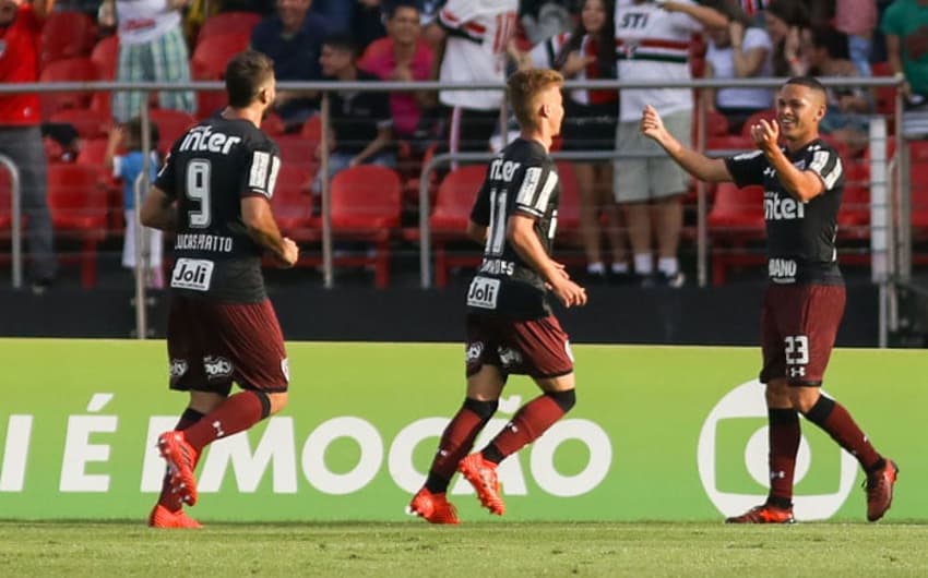 São-paulinos comemoram gol de Marcos Guilherme no Morumbi