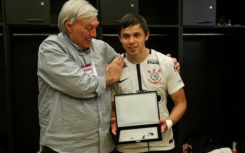 Romero recebeu placa pelos 150 jogos pelo Corinthians