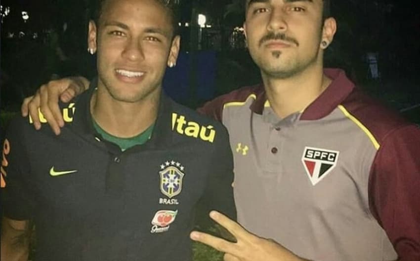 Neymar agitou o noticiário ao aparecer em foto com uma camisa do Palmeiras debaixo do uniforme da Seleção. Ele mais uma vez confessou que era palmeirense na infância