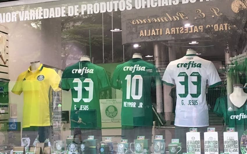Loja em frente ao Allianz Parque vende camisa de Neymar