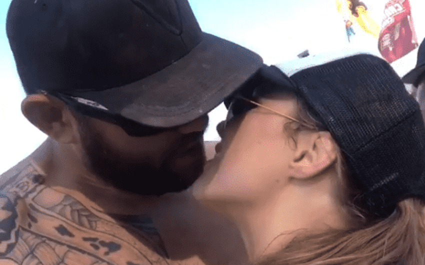 Ronda Rousey e Travis Browne se beijam em vídeo