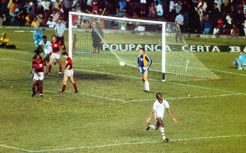 Em 1983, o Fluminense apresentou ao Flamengo um de seus piores 'carrascos'. A partida válida pelo Triangular Final do Carioca caminhava para o empate, quando Delei deu lançamento preciso para Assis. O atacante avançou pela área rival e bateu na saída de Raul. Era o título tricolor, aos 45 minutos, com a vitória por 1 a 0.&nbsp;&nbsp;