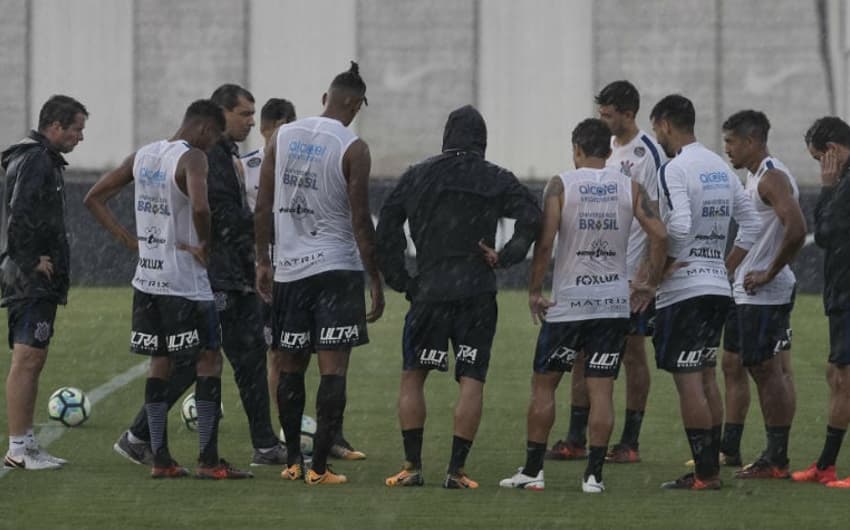 Corinthians treinou sob forte chuva nesta terça