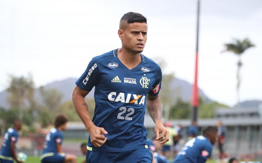 Everton foi poupado contra a Ponte e volta ao time do Flamengo contra o Fluminense