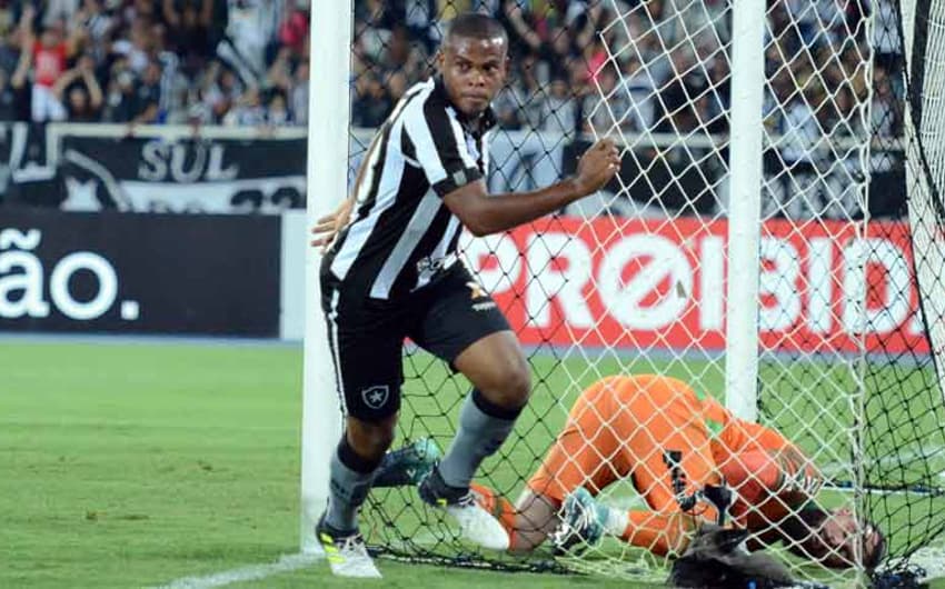 Botafogo 2 x 1 Chapecoense: as imagens no Nilton Santos