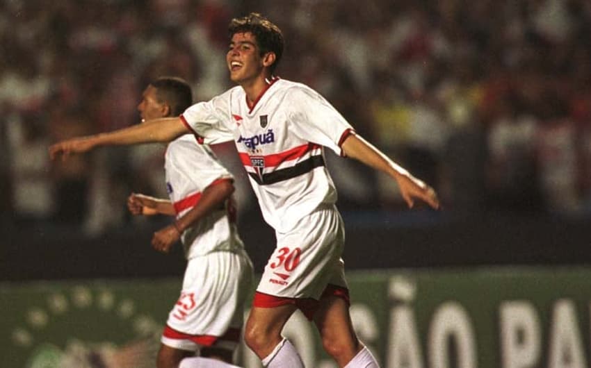 Em 2001, Kaká ainda adotava o nome de Cacá e iniciava sua trajetória no São Paulo. Visto como uma promessa do clube, ele estreou no Torneio Rio-São Paulo de 2001, em um empate em 1 a 1 diante do Botafogo. Seu primeiro gol aconteceu em uma vitória por 4 a 2 sobre o Santos.