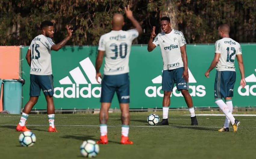 Felipe Melo, Michel Bastos e Mina em treino no Palmeiras