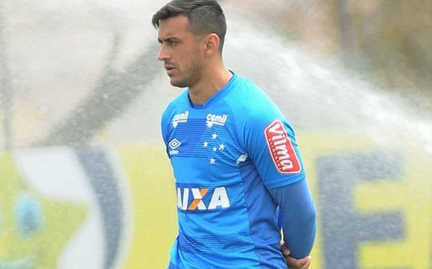 Robinho corre em volta do gramado durante treino do Cruzeiro