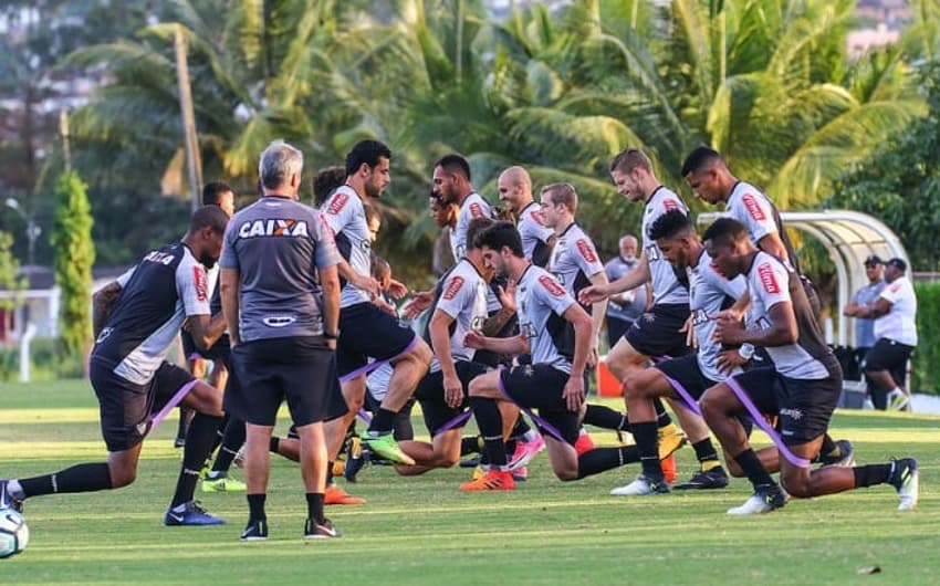 No Recife, Oswaldo de Oliveira comanda último treino do Galo antes de partida contra o Sport