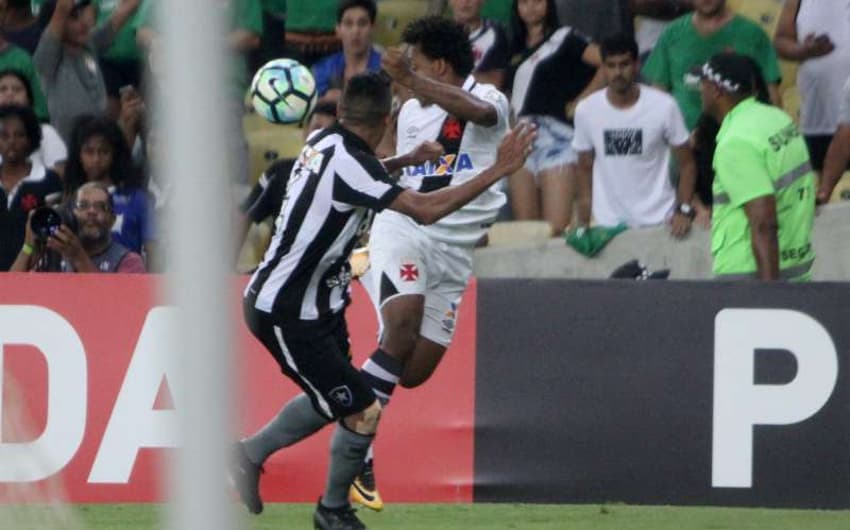 O jogador Paulo Vítor, do Vasco, arriscou uma lambreta que rendeu polêmica na reta final do clássico diante do Botafogo. Botafoguenses cercaram o atacante, e iniciaram um tumulto no Maracanã, no jogo vencido por 1 a 0 pelo Cruz-Maltino no Brasileirão.