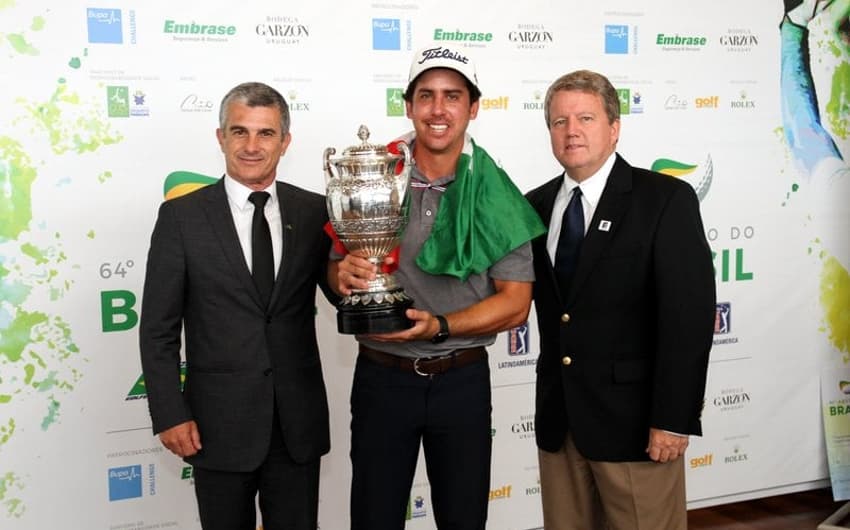 Mexicano Rodolfo Cazaubon recebe o troféu pelo título do Aberto do Brasil de golfe