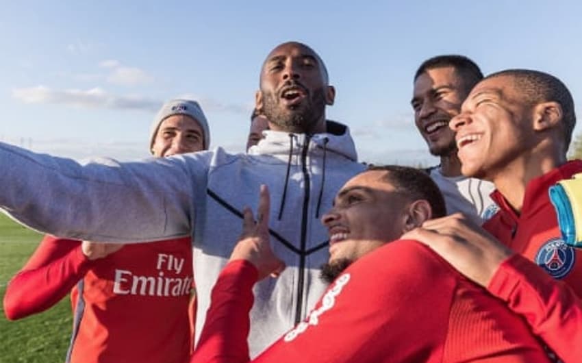 Kobe Bryant visita treino do PSG