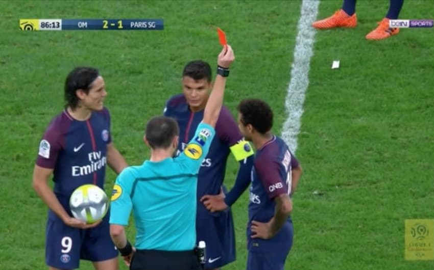 Neymar estreia no clássico francês com cartão vermelho