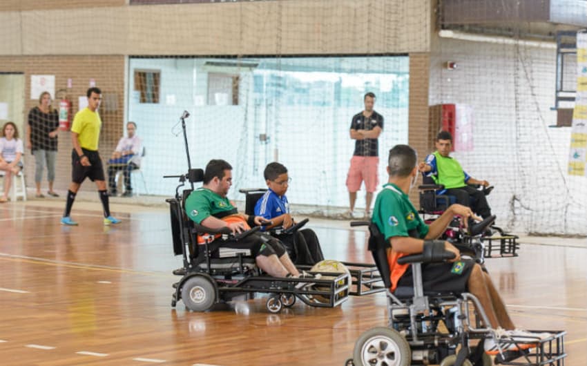 O futebol em cadeira de rodas, também chamado de Power Soccer, reúne competidores de todos os sexos