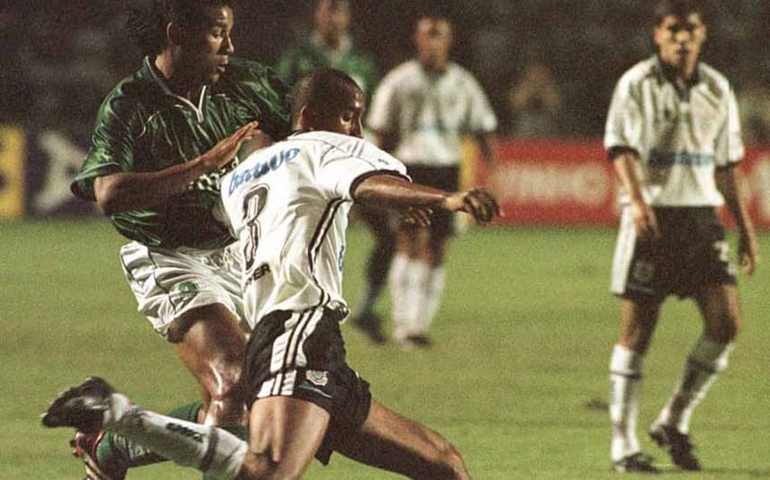 Na Libertadores de 1999 Palmeiras e Corinthians se enfrentaram quatro vezes. Na estreia o Verdão ganhou por 1 a 0, com gol de Arce. Ainda pela fase de grupos, o Corinthians ganhou por 2 a 1. Marcelinho Carioca e Fernando Baiano marcaram os tentos do Timão,&nbsp;com Paulo Nunes descontando. Ambos se classificaram