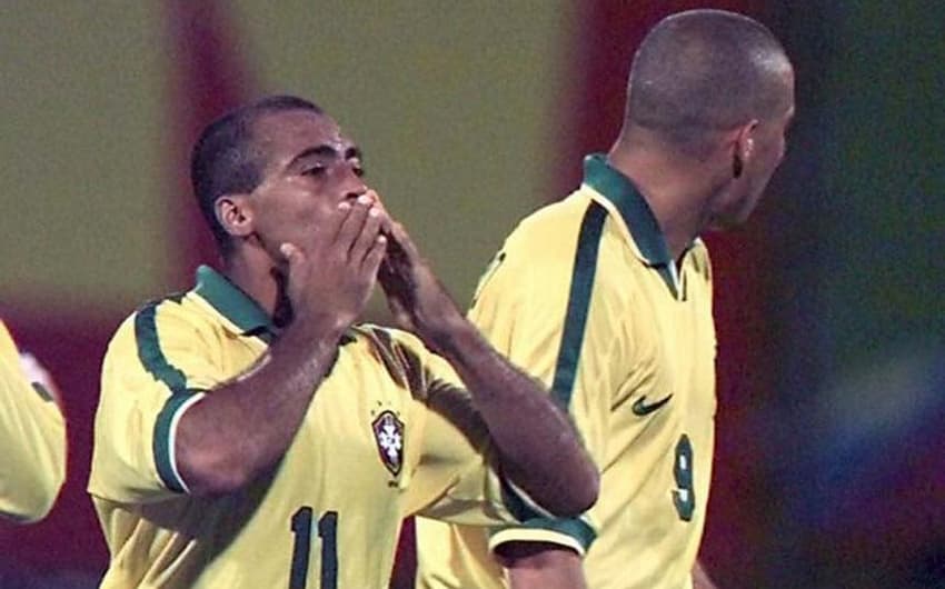 Ronaldo formava a dupla de ataque da Seleção Brasileira com Romário, que já era mais do que consagrado naquele época. Juntos, ganharam a Copa América e a Copa das Confederações pelo Brasil em 1997