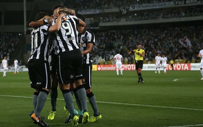 O Botafogo vence o Nacional do Uruguai por 2 a 0 no Nilton Santos e se classifica para as quartas de final da Copa Libertadores, o que não acontecia desde a década de 1970
