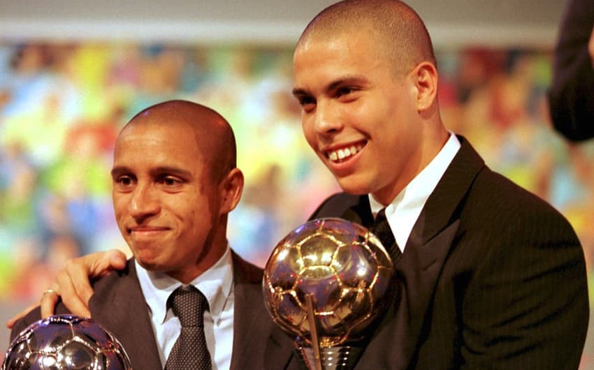 Ronaldo foi eleito o melhor jogador do mundo pela FIFA, com Roberto Carlos em segundo