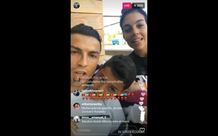 Ao lado da namorada, Cristiano Ronaldo revela o nome da filha