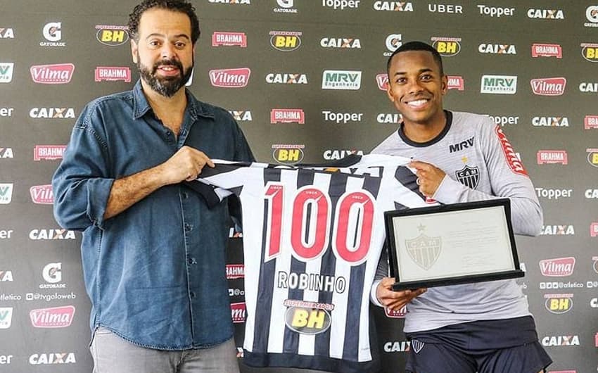Robinho recebe homenagem após completar 100 jogos pelo Galo
