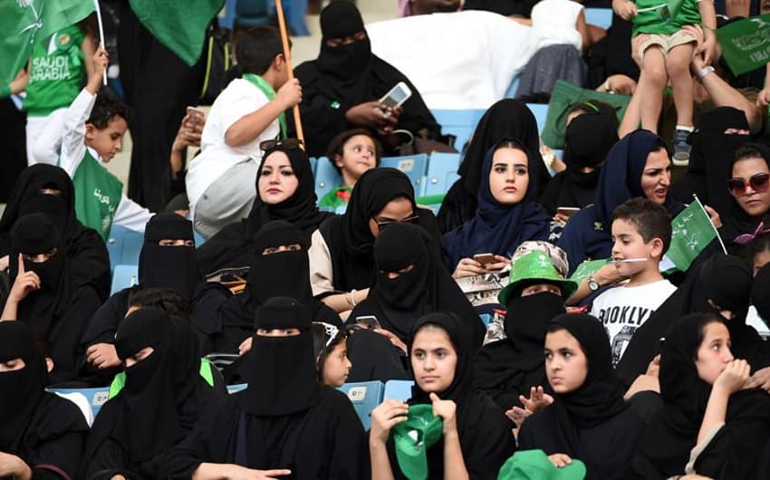 Mulheres em um estádio na Arábia Saudita