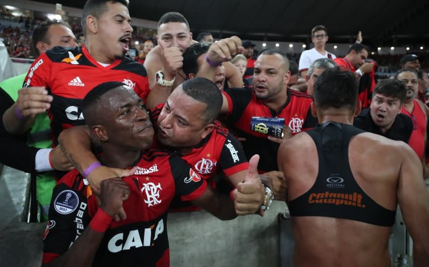 Vinicius Júnior é beijado por torcedor rubro-negro após a classificação