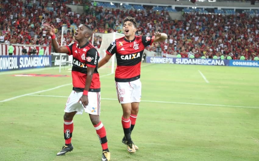 Vinicius Júnior festeja classificação ao lado de Paquetá
