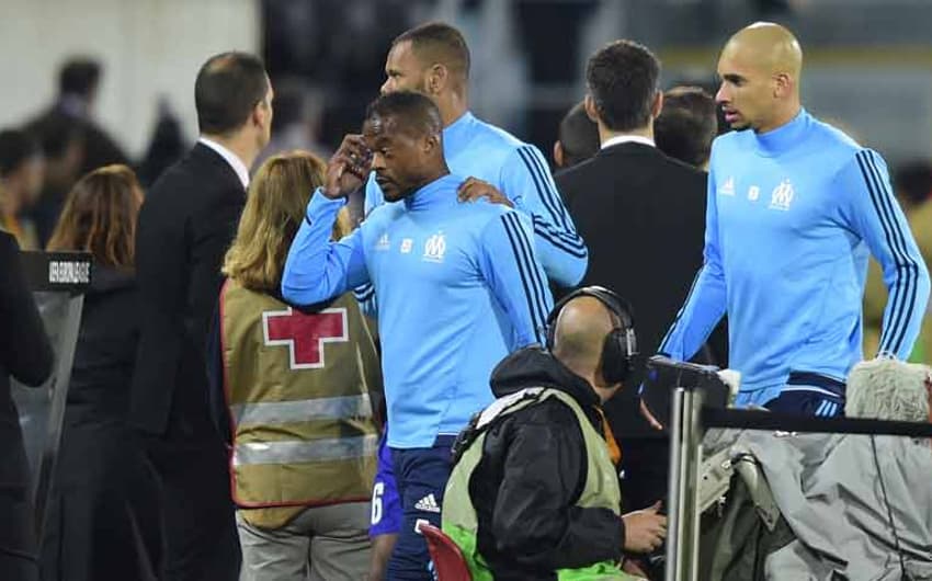 Evra chutando um torcedor antes do jogo do Olympique de Marselha