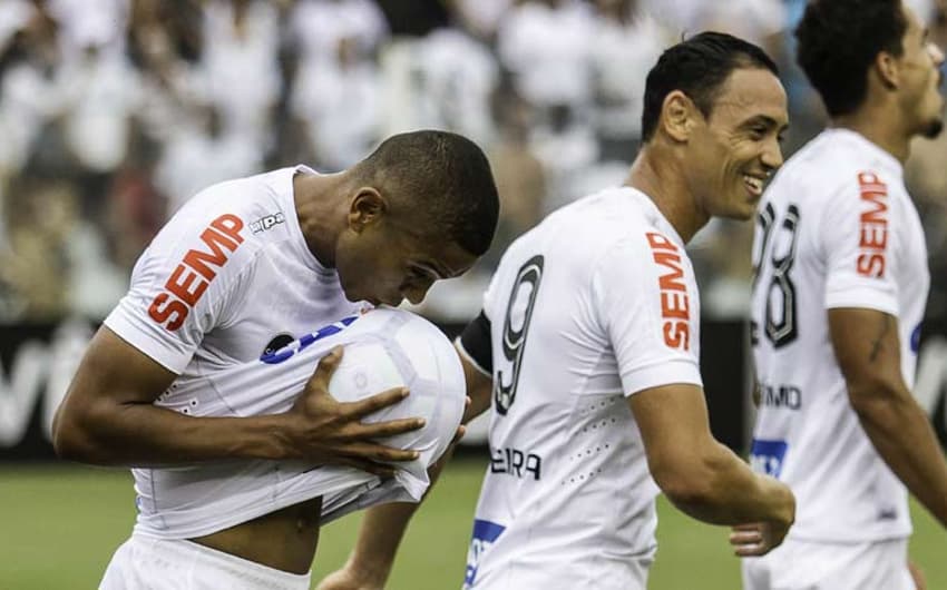 David Braz beija a bola na comemoração do segundo gol santista