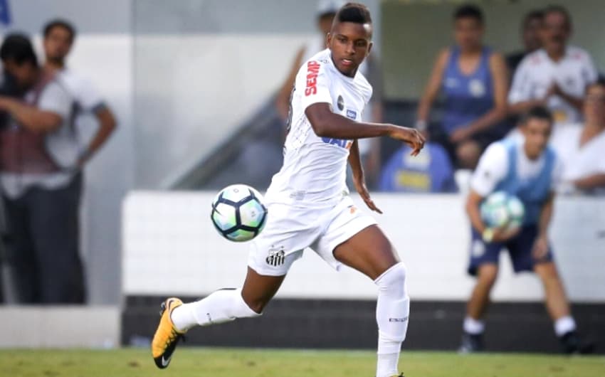 Rodrygo durante estreia pelo Santos