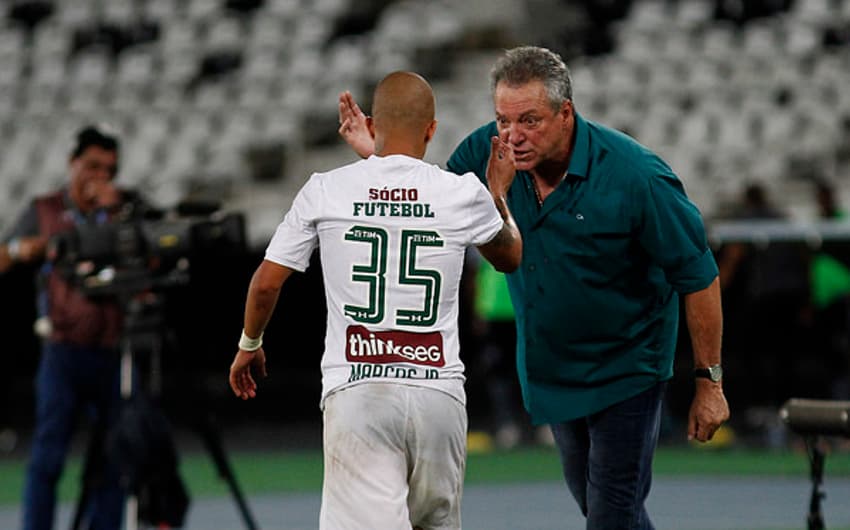 Marcos Júnior recebe o cumprimento de Abel após gol no clássico