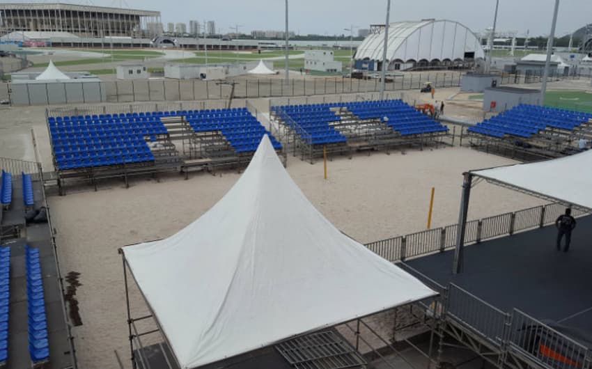A quadra de areia tem 1.600m² e está localizada ao lado do Centro Olímpico de Tênis