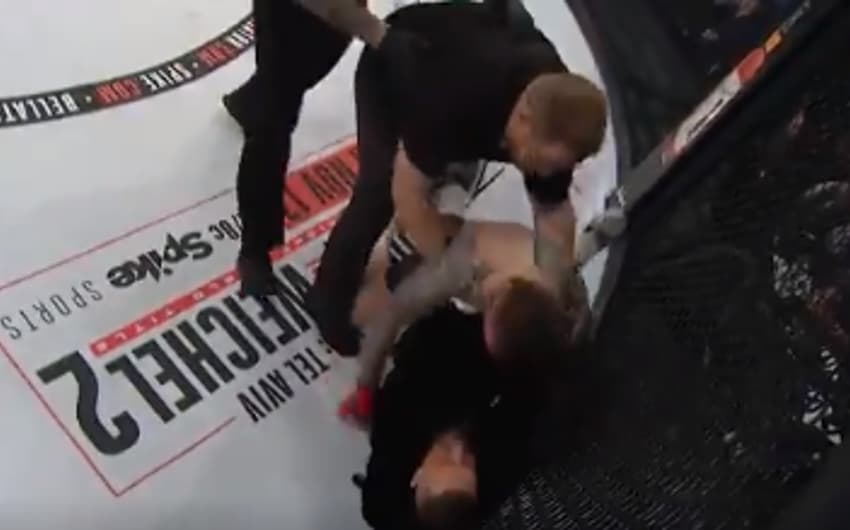 Conor McGregor invadiu cage do Bellator para comemorar vitória de Ward