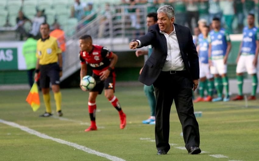 Rueda à beira do campo na partida contra o Palmeiras. O treinador reclamou dos erros do time