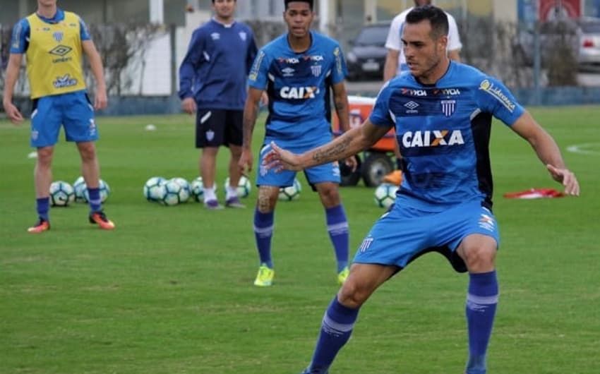 Pedro Castro volta ao time titular do Avaí na vaga de Luanzinho