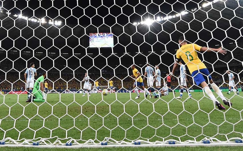 A Seleção Brasileira teve uma atuação de gala contra a Argentina no Mineirão e triunfou por 3 a 0. Philippe Coutinho, Neymar e Paulinho anotaram os gols