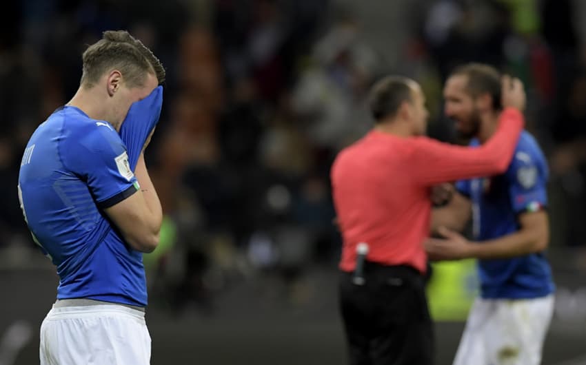 O 'chocante' ficou mesmo com a eliminação da Itália, que vai assistir ao Mundial pela TV. O desespero italiano após o empate sem gols com a Suécia