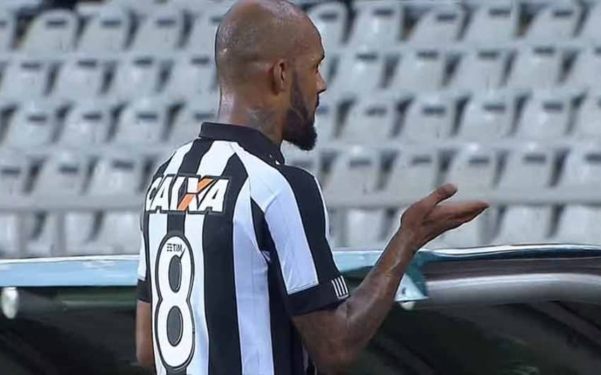 Veja imagens da derrota do Botafogo, em casa, para o lanterna Atlético-GO